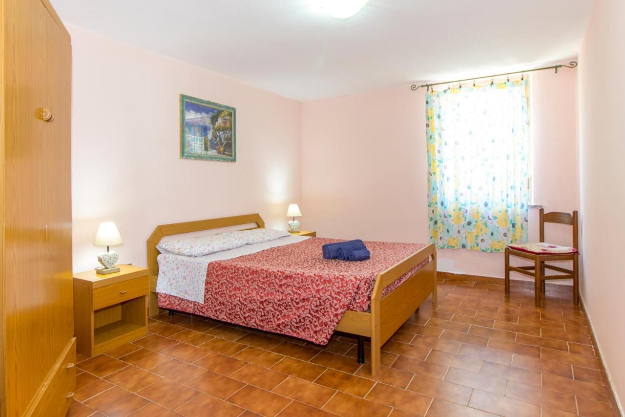 Appartamenti In Villa Con Ampio Giardino Esterno Posada  Ngoại thất bức ảnh