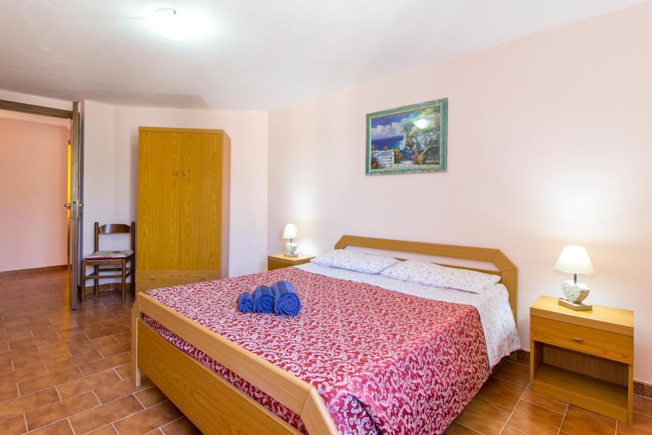 Appartamenti In Villa Con Ampio Giardino Esterno Posada  Ngoại thất bức ảnh