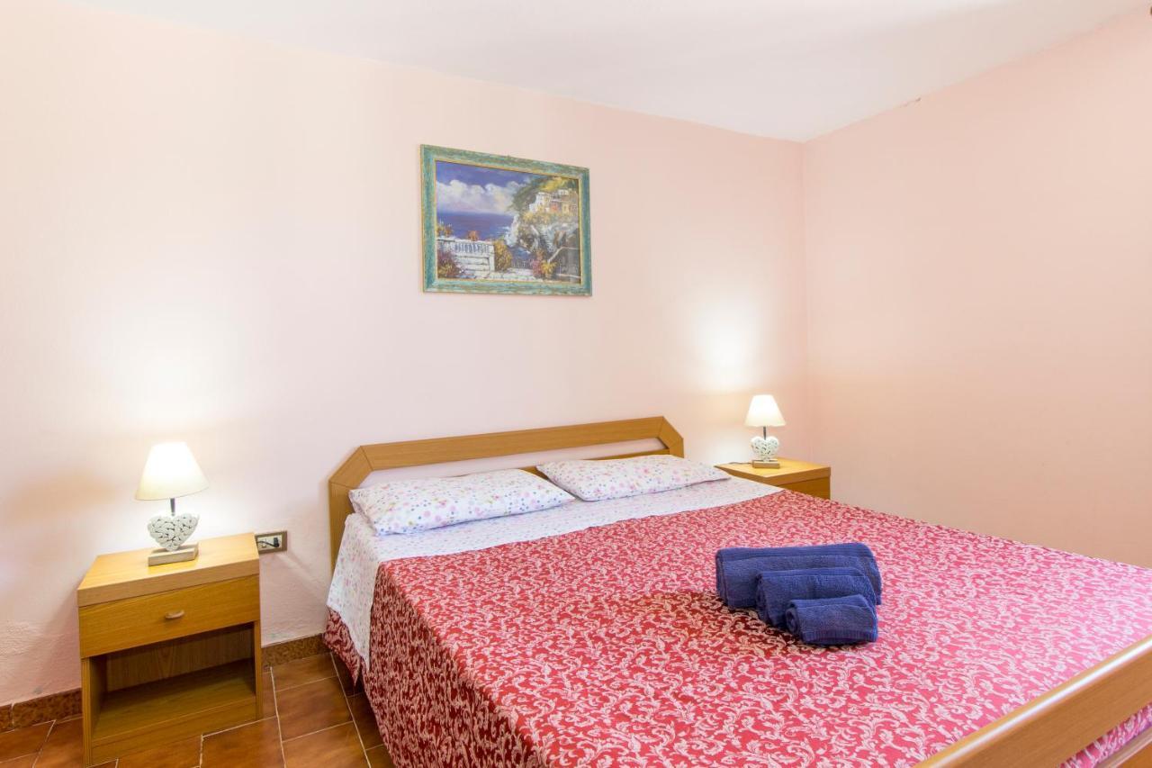 Appartamenti In Villa Con Ampio Giardino Esterno Posada  Ngoại thất bức ảnh