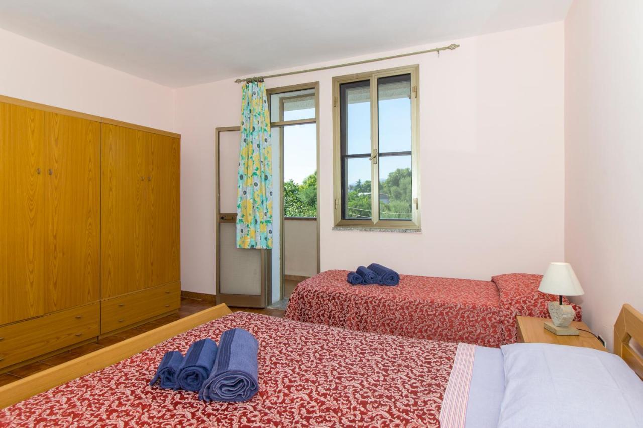Appartamenti In Villa Con Ampio Giardino Esterno Posada  Ngoại thất bức ảnh