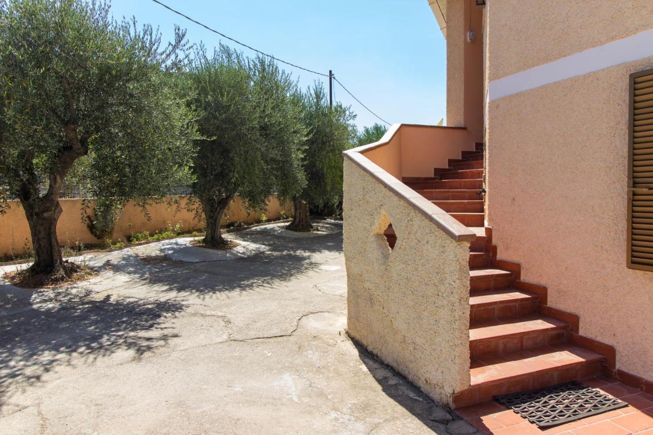 Appartamenti In Villa Con Ampio Giardino Esterno Posada  Ngoại thất bức ảnh